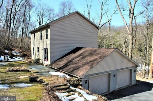 324 Mountaintop Rd, Swartzville PA  17569-9016 exterior
