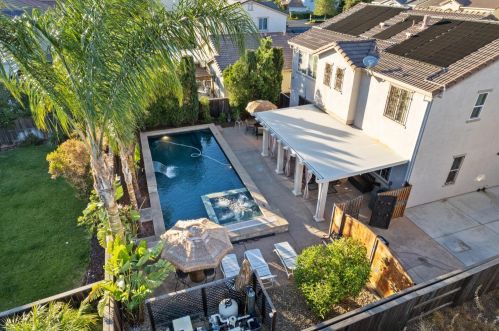 9872 Winkle Cir, Elk Grove CA  95757-6276 exterior