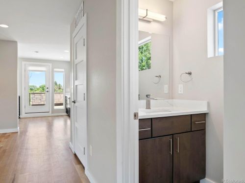 1140 Cook St, Denver CO 80205-5010 exterior