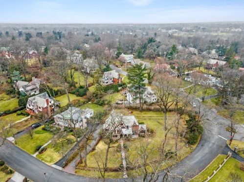 221 Lyncroft Rd, New Rochelle, NY 10804-4120