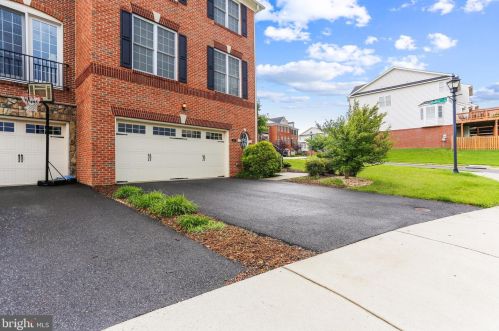 215 Cenning Ter, Purcellville, VA 20132-3572