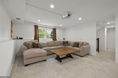 90 Sun Vly Way, Greystone Park NJ 07950-1913 exterior