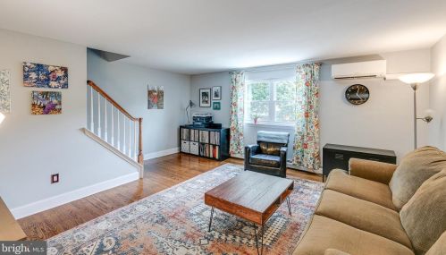 7325 Hiola Rd, Philadelphia, PA 19128-1414