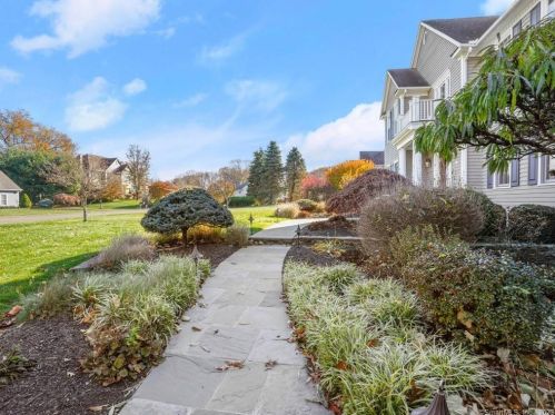 17 Roseview Ct, Bridgeport CT  06611-2078 exterior