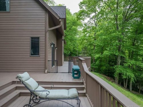 28 Garnet Rd, Roxbury CT  06783-2033 exterior
