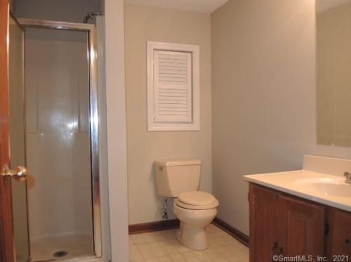 1 Jamie Ln, Manchester CT 06042-8265 exterior