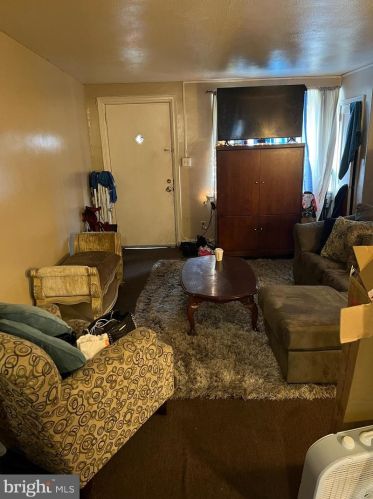 1341 Chase St, Camden, NJ 08104-1708