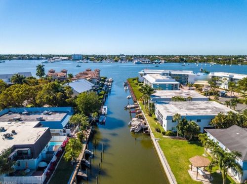1320 Blue Point Ave, Naples FL  34102-0587 exterior