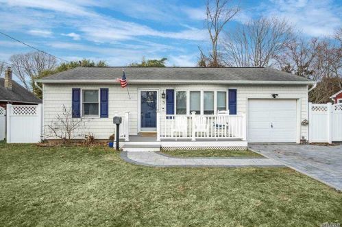 5 Scott St, Blue Point, NY 11715-1041