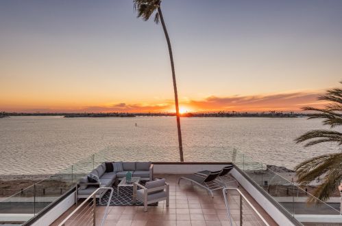 3535 Riviera Dr, San Diego CA 92109-6641 exterior