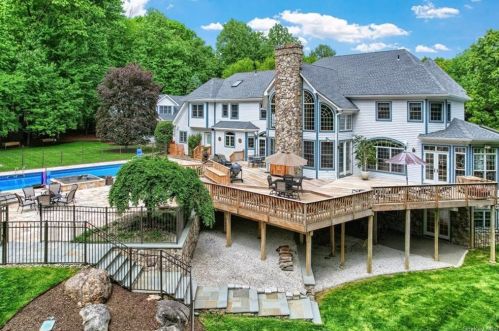 22 Golf Course Dr, Airmont, NY 10901-3949