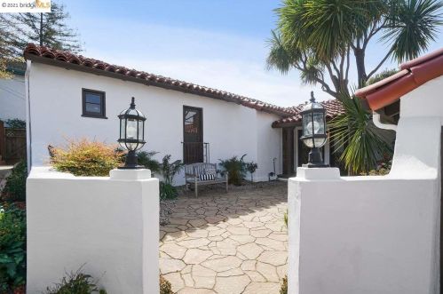 21 Diaz Pl, Oakland, CA 94611-2255
