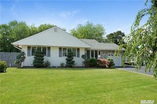 946 Thompson Dr, Bayshore, NY 11706-7519