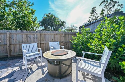 1058 Capri Dr, Naples FL  34103-2539 exterior