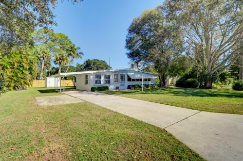 7946 21st St, Vero Beach, FL 32966-1323