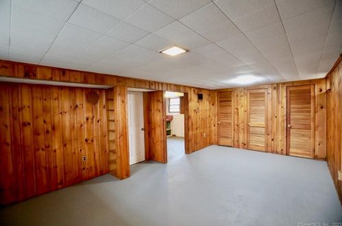 58 Robincrest Dr, Waterbury CT  06708-2406 exterior