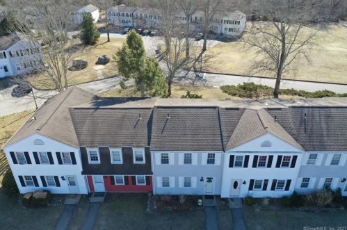 5 Lakeside Dr, Gales Ferry CT  06339-1419 exterior
