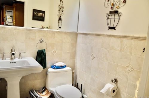 2 Drake Ln, White Plains NY  10607-2215 exterior