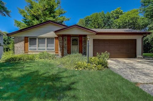 410 Hartwood Ln, Chenequa, WI 53029-2410
