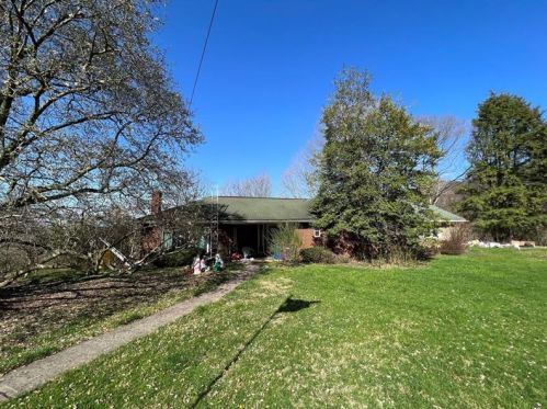 167 Coxcomb Hill Rd, New Kensington, PA 15068-9379