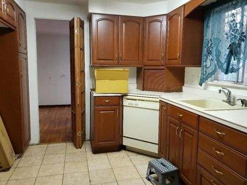 912 Evans St, Jeannette, PA 15644-1411