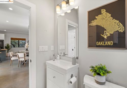 1077 57th St, Oakland CA  94608-2744 exterior