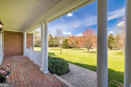 8 Mystic Ln, Round Hill, VA 20141-2427