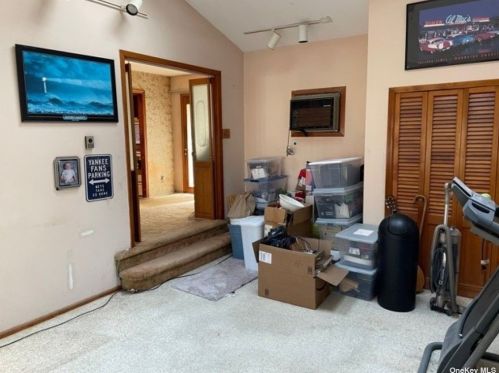 385 Broome Ave, North Lindenhurst NY  11757-3834 exterior