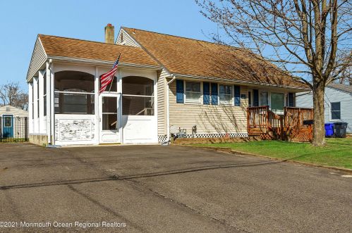 120 Hoover Dr, Bricktown, NJ 08724-2712
