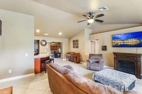 431 11th St, Naples, FL 34117-2144