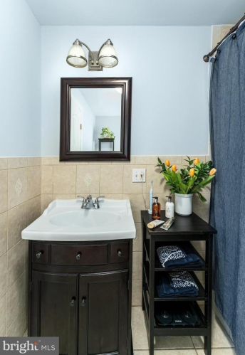 2217 Carpenter St, Philadelphia PA 19146-2517 exterior