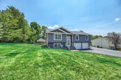 17 Clinton Dr, Washingtonville, NY 10992-1335