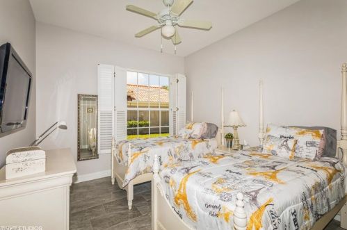 4288 Montalvo Ct, Naples FL  34109-3335 exterior