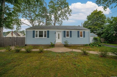 5 Hemlock St, Islip Manor, NY 11751-3007