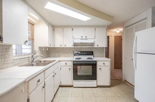 3249 Holiday Lake Dr, Tarpon Springs FL  34691-5013 exterior