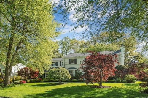 4 Blackthorn Ln, White Plains, NY 10606-3704