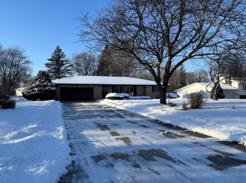 2438 Shady Ln, Green Bay, WI 54313-5771
