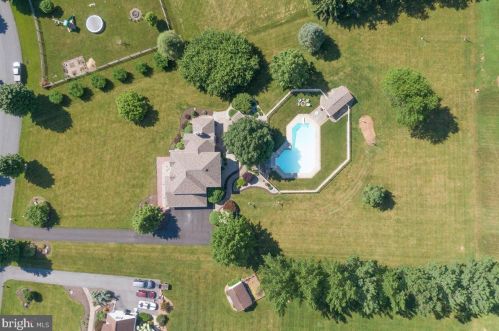 10133 Tori Ln, Breinigsville, PA 18031-1932