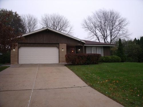 6122 Thorncrest Dr, Greendale, WI 53129-2645