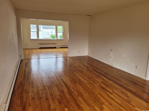 5 Martin Rd, Bethpage NY  11714-5109 exterior