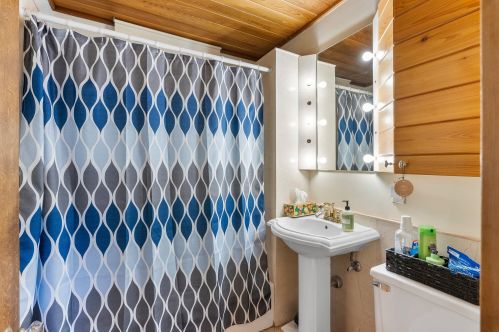 3000 Murray Ave, Milwaukee WI 53211-3205 exterior