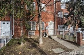 13 Harper Ct, Bronx, NY 10466-6058