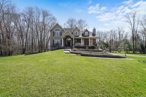 1 Kakiat Ct, Airmont, NY 10901-2803