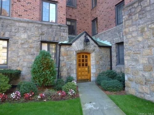 914 Wynnewood Rd, New Rochelle, NY 10803-3050