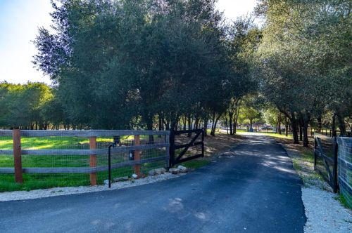 10555 Watsonville Rd, Gilroy CA  95020-9433 exterior