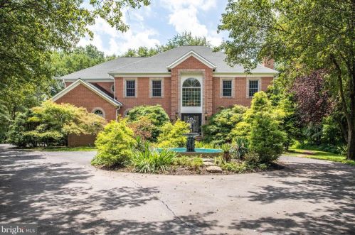 10001 Beach Mill Rd, Great Falls, VA 22066-3704