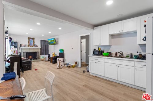 561 Royal Ave, Simi Valley CA  93065-4246 exterior