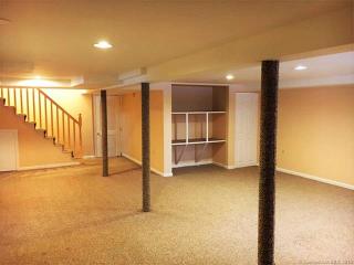 15 Raymond Pl, Cromwell CT  06416-1354 exterior