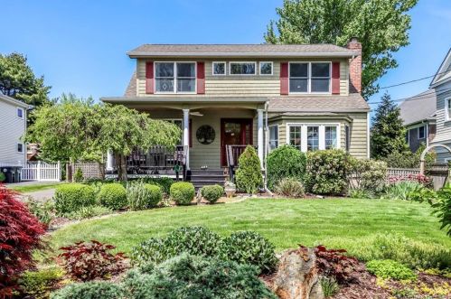 11 Manor Dr, Milford, CT 06460-7710