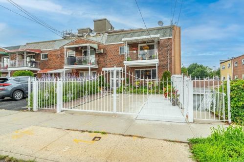 704 Hollywood Ave, Bronx, NY 10465-2304